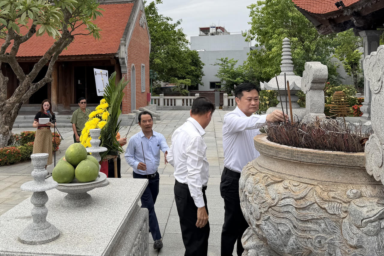 Hải Phòng: Đoàn đại biểu Trung ương Hội Nhà báo Việt Nam dâng hương tưởng niệm đồng chí Nguyễn Đức Cảnh
