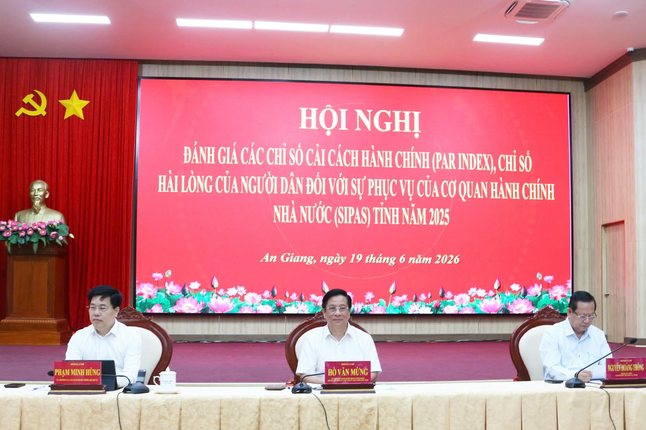 Lãnh đạo chủ trì hội nghị