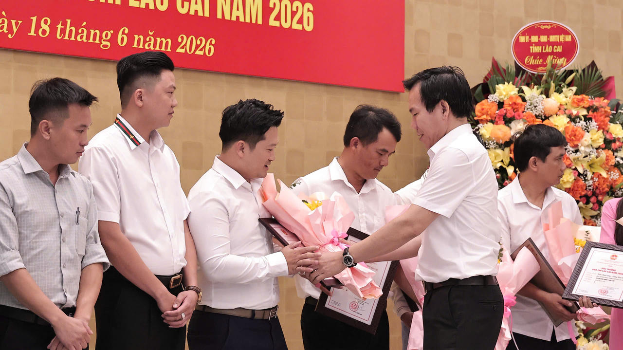 Báo Pháp luật Việt Nam vinh dự đoạt giải B với loạt bài viết về “Kinh tế tư nhân Lào Cai” của nhóm tác giả Phạm Diệu - Nguyễn Hải - Hữu Trường.