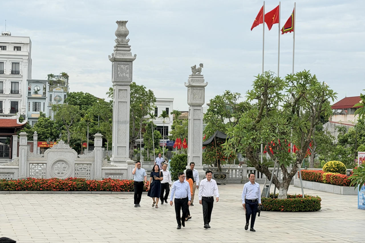Hải Phòng: Đoàn đại biểu Trung ương Hội Nhà báo Việt Nam dâng hương tưởng niệm đồng chí Nguyễn Đức Cảnh