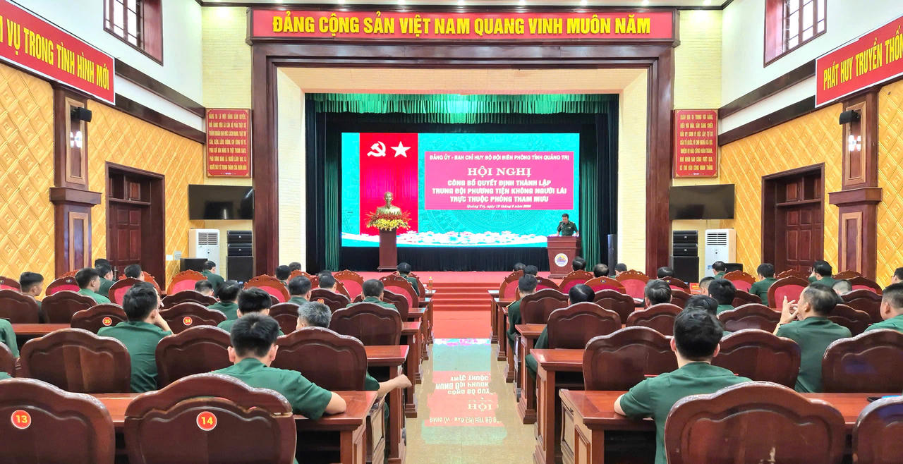 Toàn cảnh buổi trao quyết định tổ chức lại Tổ UAV thành Trung đội Phương tiện không người lái.