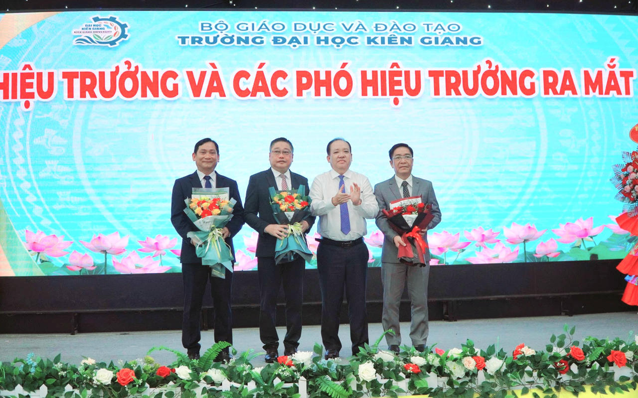 Ông Nguyễn Thanh Phong phó chủ tịch UBND tỉnh An Giang (đứng thứ 2 từ trái sang) tặng hoa cho&nbsp;hiệu trưởng, hiệu phó trường Đại học Kiên Giang
