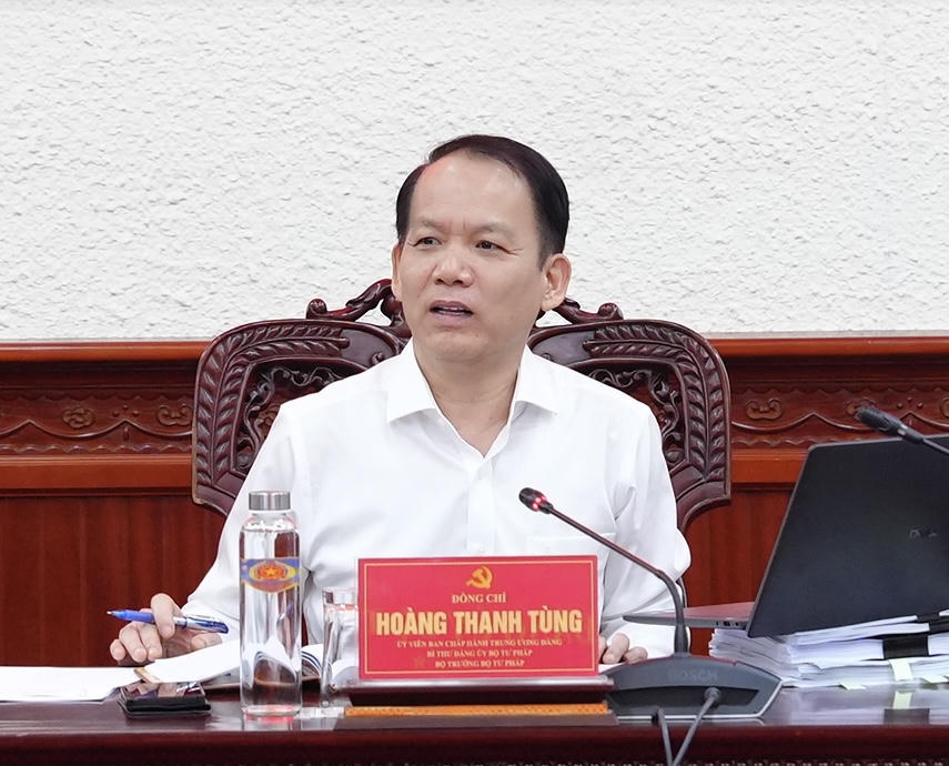 Bí thư Đảng ủy, Bộ trưởng Bộ Tư pháp Hoàng Thanh Tùng phát biểu tại Hội nghị.