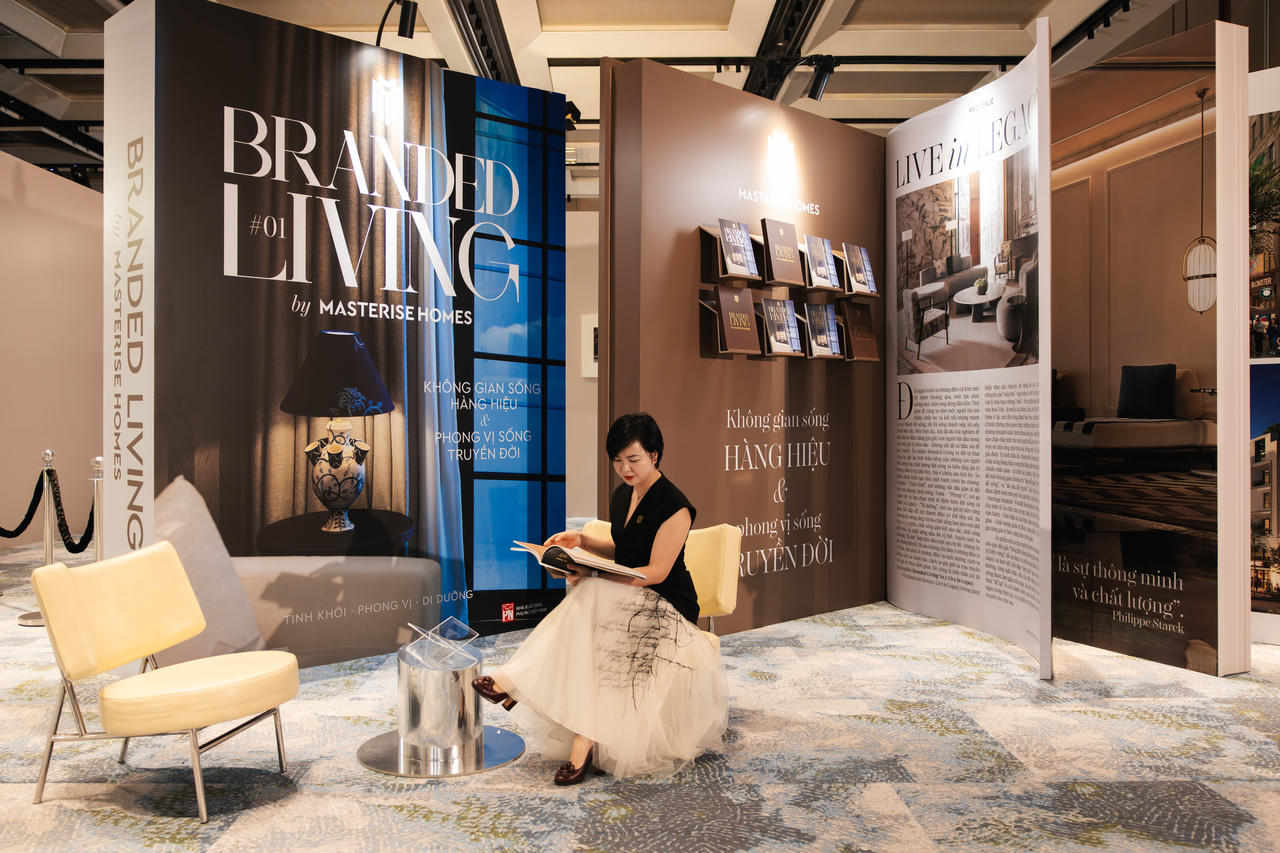 Khách hàng trải nghiệm không gian trưng bày Branded Living Magazine