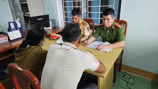Xử lý người phụ nữ lao ra chặn đầu ô tô, nằm giữa đường ở Quảng Trị