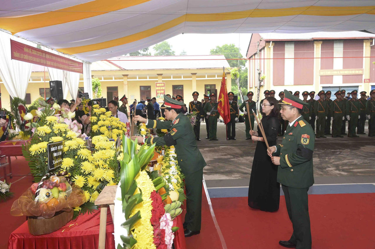 Lãnh đạo Tỉnh ủy Lào Cai và các đại biểu thắp hương trước anh linh các liệt sĩ.