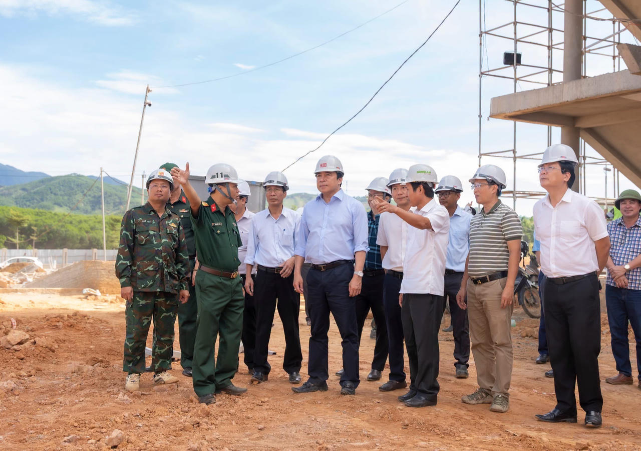 Chủ tịch UBND thành phố Nguyễn Khắc Toàn kiểm tra tiến độ xây dựng Trường phổ thông nội trú liên cấp tiểu học và trung học cơ sở tại các xã biên giới A Lưới 3.