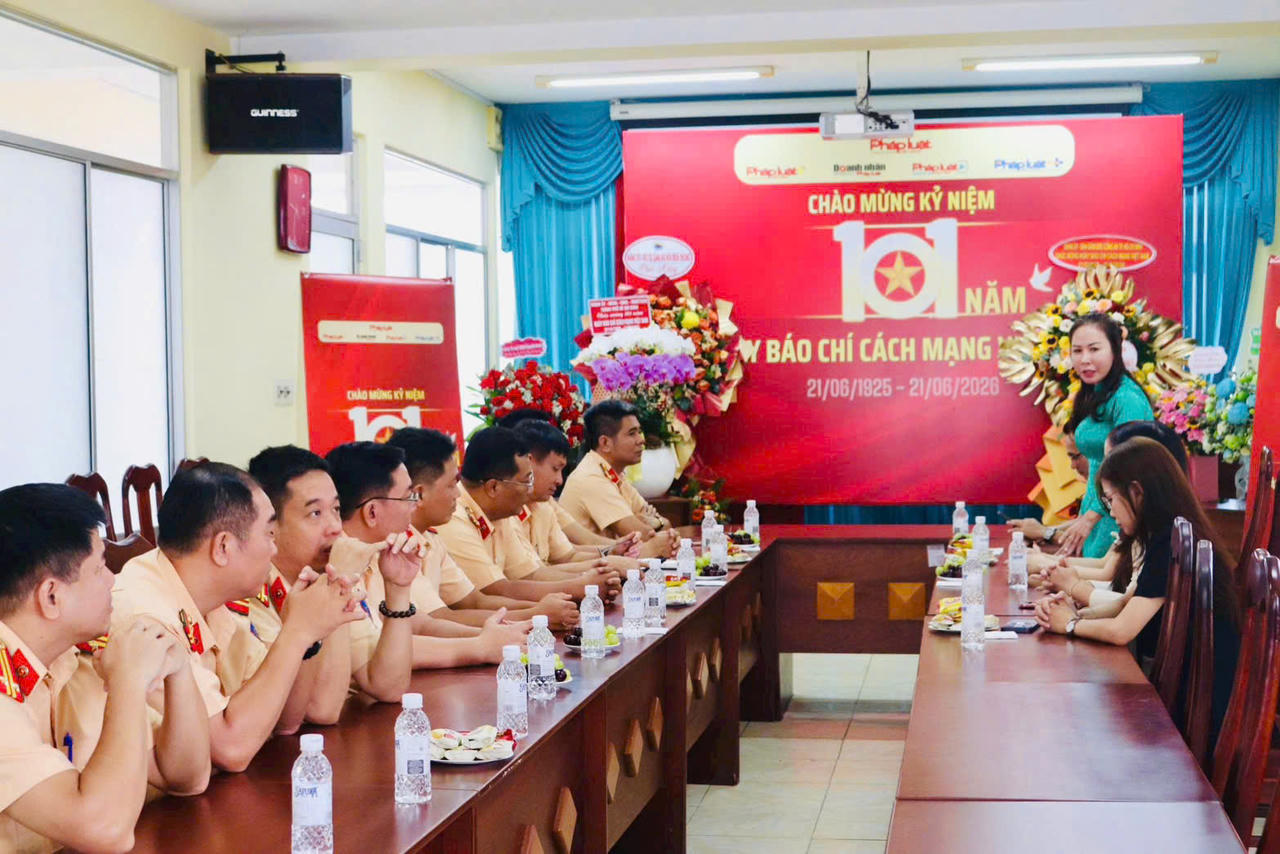 Nhiều đơn vị lực lượng vũ trang thăm, chúc mừng Báo Pháp luật Việt Nam nhân Ngày Báo chí Cách mạng Việt Nam