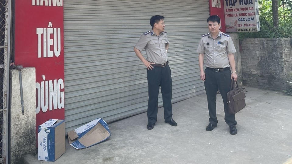 Chấp hành viên "cân não" khi xử lý tình huống đương sự phải thi hành án đóng cửa, cắt điện không hợp tác. Ảnh: CTV.