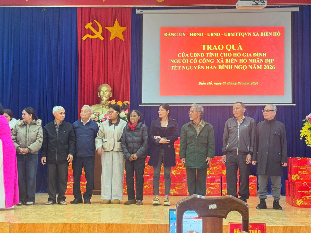 Xã Biển Hồ trao quà cho các gia đình người có công trên địa bàn.