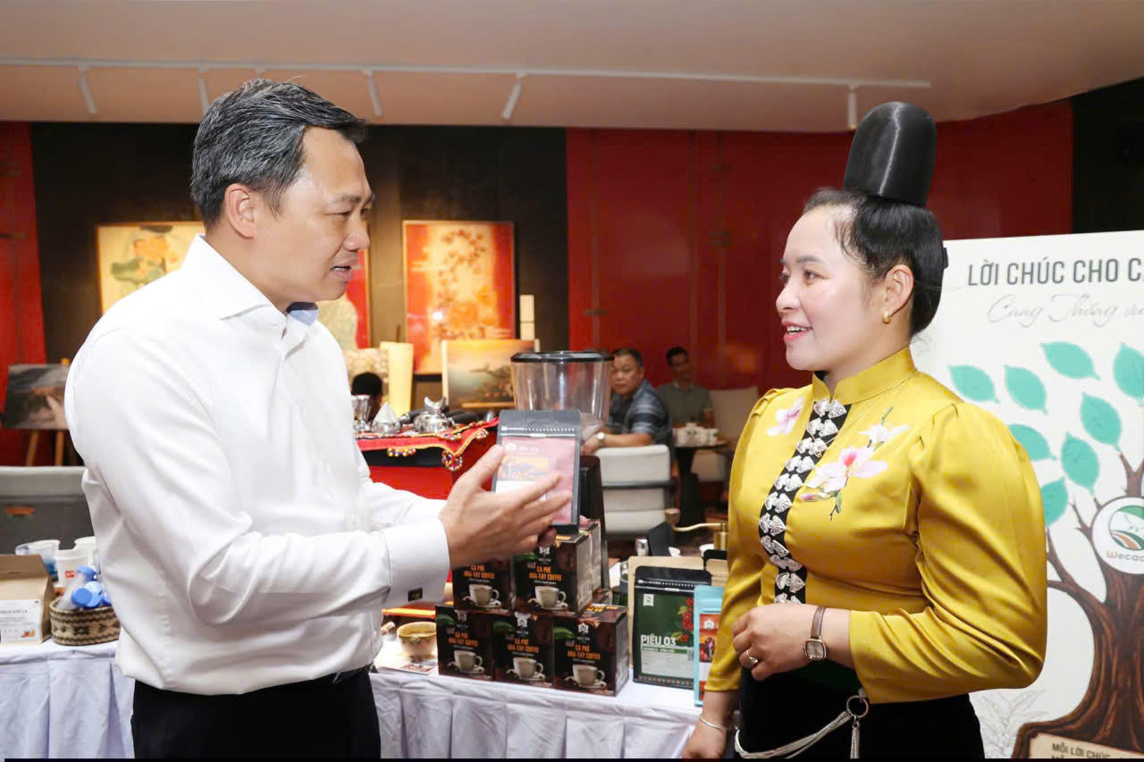 Lãnh đạo UBND tỉnh Sơn La tham quan tại khu trưng bày cà phê (Ảnh: CTV).