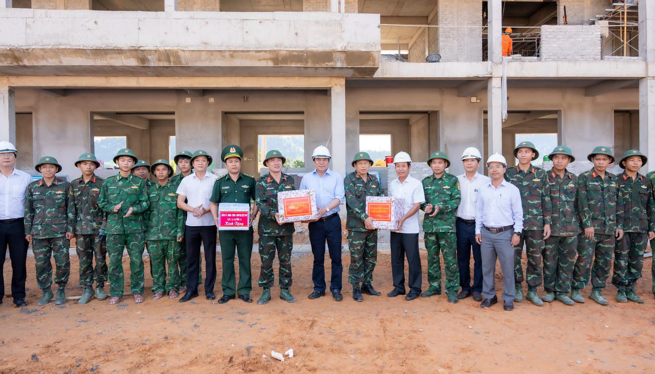 Chủ tịch UBND thành phố Nguyễn Khắc Toàn tặng quà cho lực lượng vũ trang tham gia chi viện thi công tại công trường.