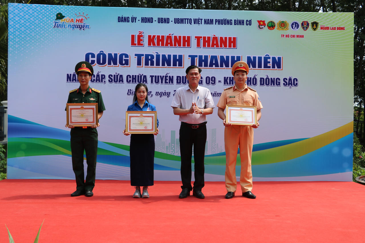 Khánh thành công trình thanh niên dẫn vào nhà Anh hùng Nguyễn Văn Hóa