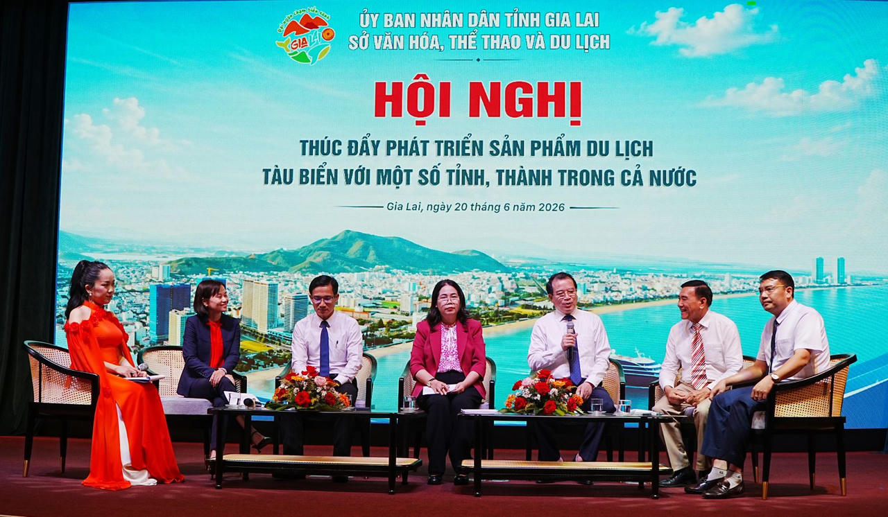 Các đại biểu trao đổi kinh nghiệm phát triển sản phẩm du lịch tàu biển. (Ảnh: Kim Loan)