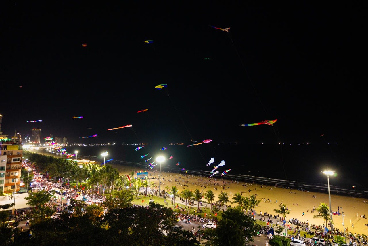 Diều nghệ thuật bay lượn trên bầu trời Quy Nhơn