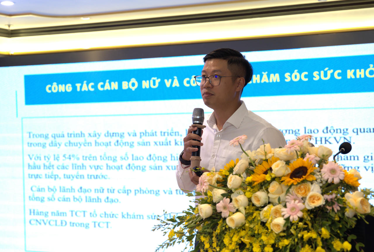 Ông Đỗ Đông Hưng – Phó Ban Vì sự tiến bộ phụ nữ - trưởng phòng Truyền thông của Vietnam Airlines - trình bày báo cáo tại Hội nghị.