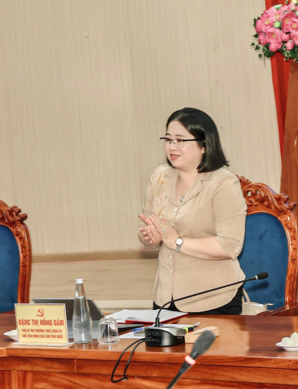 Bà Đặng Thị Hồng Gấm, Phó Bí thư Thường trực Đảng ủy, Chủ tịch HĐND Đặc khu Phú Quốc phát biểu tại tọa đàm