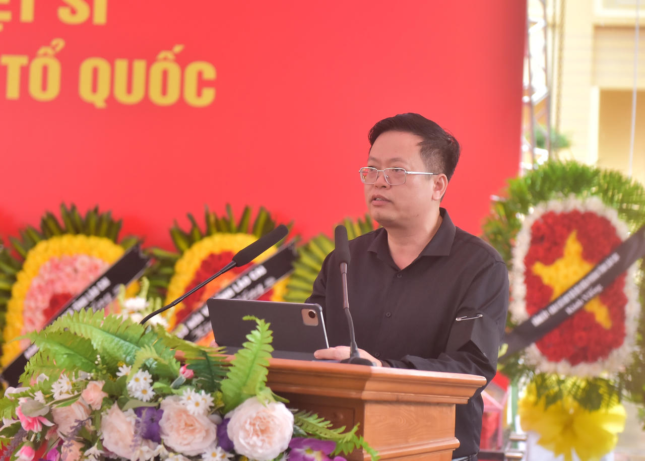 Chủ tịch xã Bát Xát Nguyễn Mạnh Hùng đọc lời điếu tại buổi lễ.