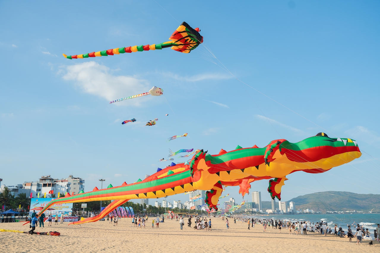 Diều nghệ thuật bay lượn trên bầu trời Quy Nhơn