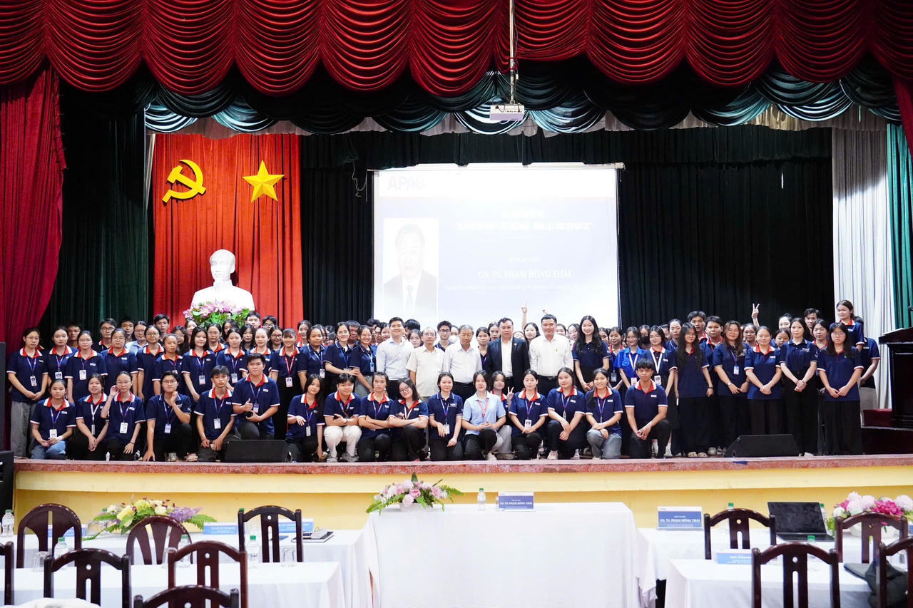 GS.TS. Phạm Hồng Thái chụp ảnh lưu niệm cùng các đại biểu tham dự.