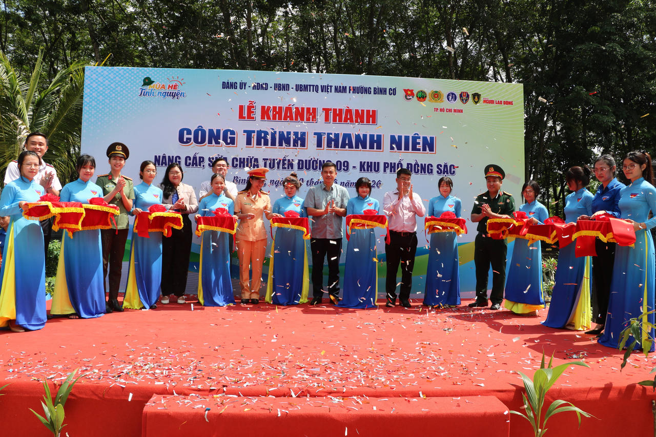 Các đại biểu cắt băng khánh thành công trình thanh niên dẫn vào nhà Anh hùng Nguyễn Văn Hóa.