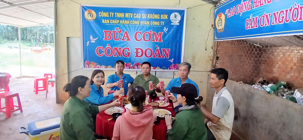 “Bữa cơm Công đoàn” góp phần tạo sự gắn kết, sẻ chia giữa người lao động Công ty.