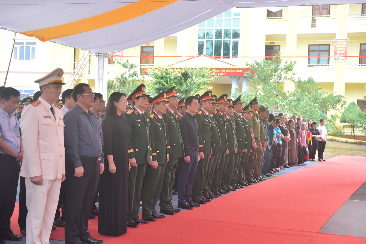 Các đại biểu tham dự buổi lễ