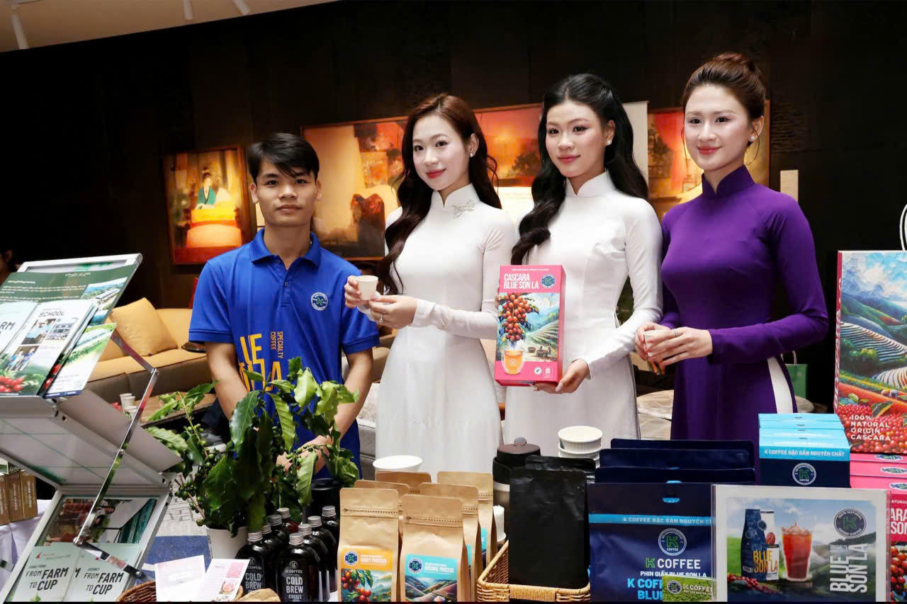Du khách trải nghiệm cà phê Arabica Sơn La (Ảnh: CTV).