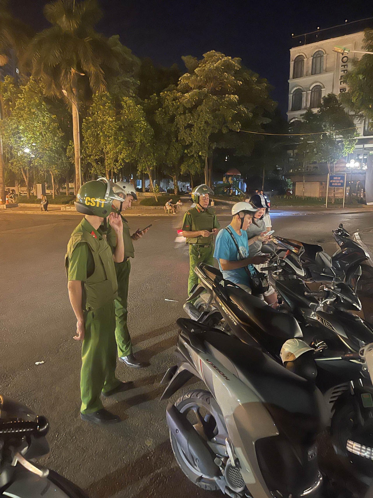 Cán bộ, chiến sĩ kiểm tra phương tiện và trao đổi với người dân. Lực lượng Công an kiểm tra, tuyên truyền, nhắc nhở người dân chấp hành các quy định của pháp luật.