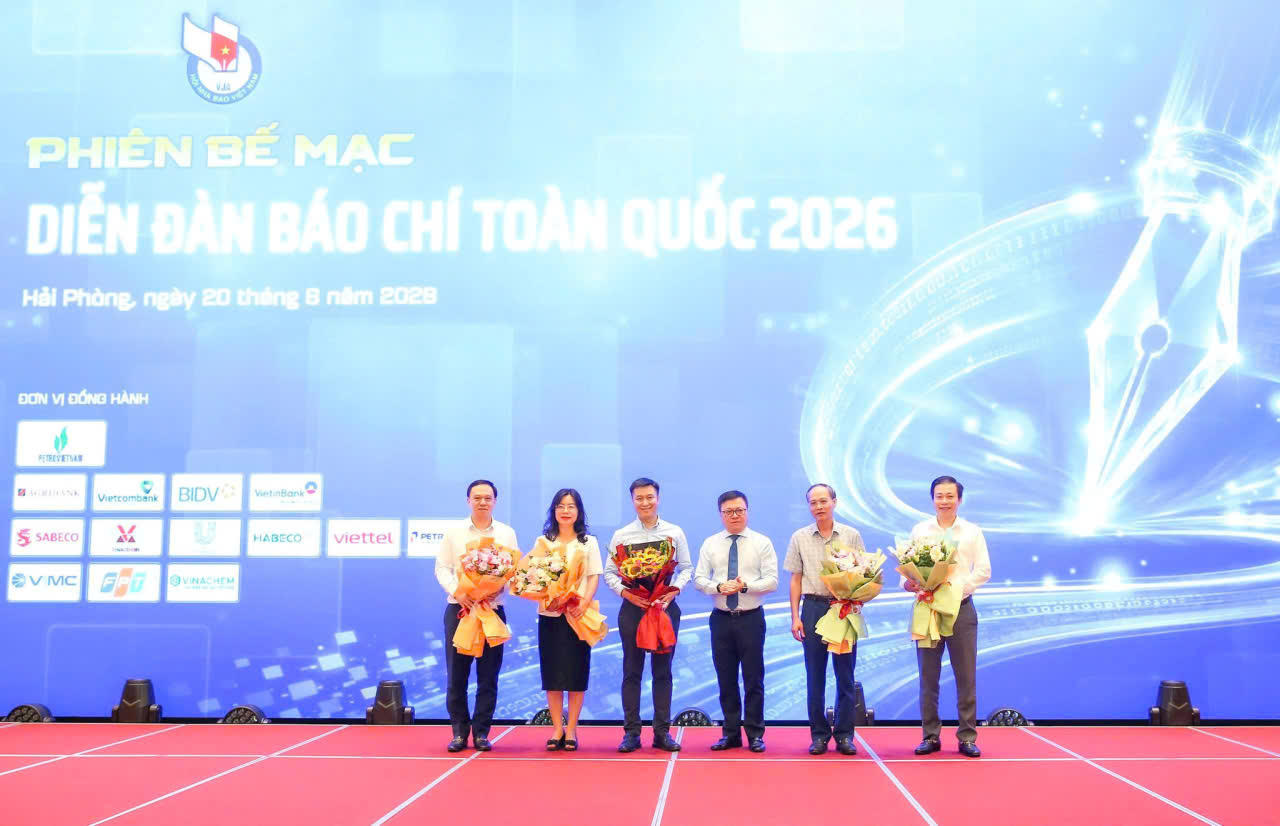Hội Nhà báo Việt Nam tặng hoa cho các cá nhân có đóng góp cho việc tổ chức thành công Diễn đàn Báo chí toàn quốc.