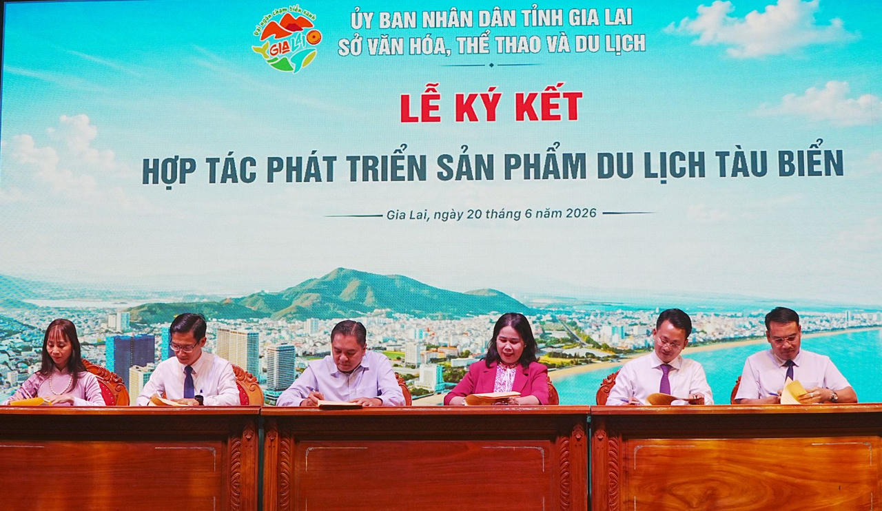 Lãnh đạo Sở Văn hóa - Thể thao và Du lịch các địa phương ký kết hợp tác phát triển sản phẩm du lịch tàu biển. (Ảnh: Kim Loan)