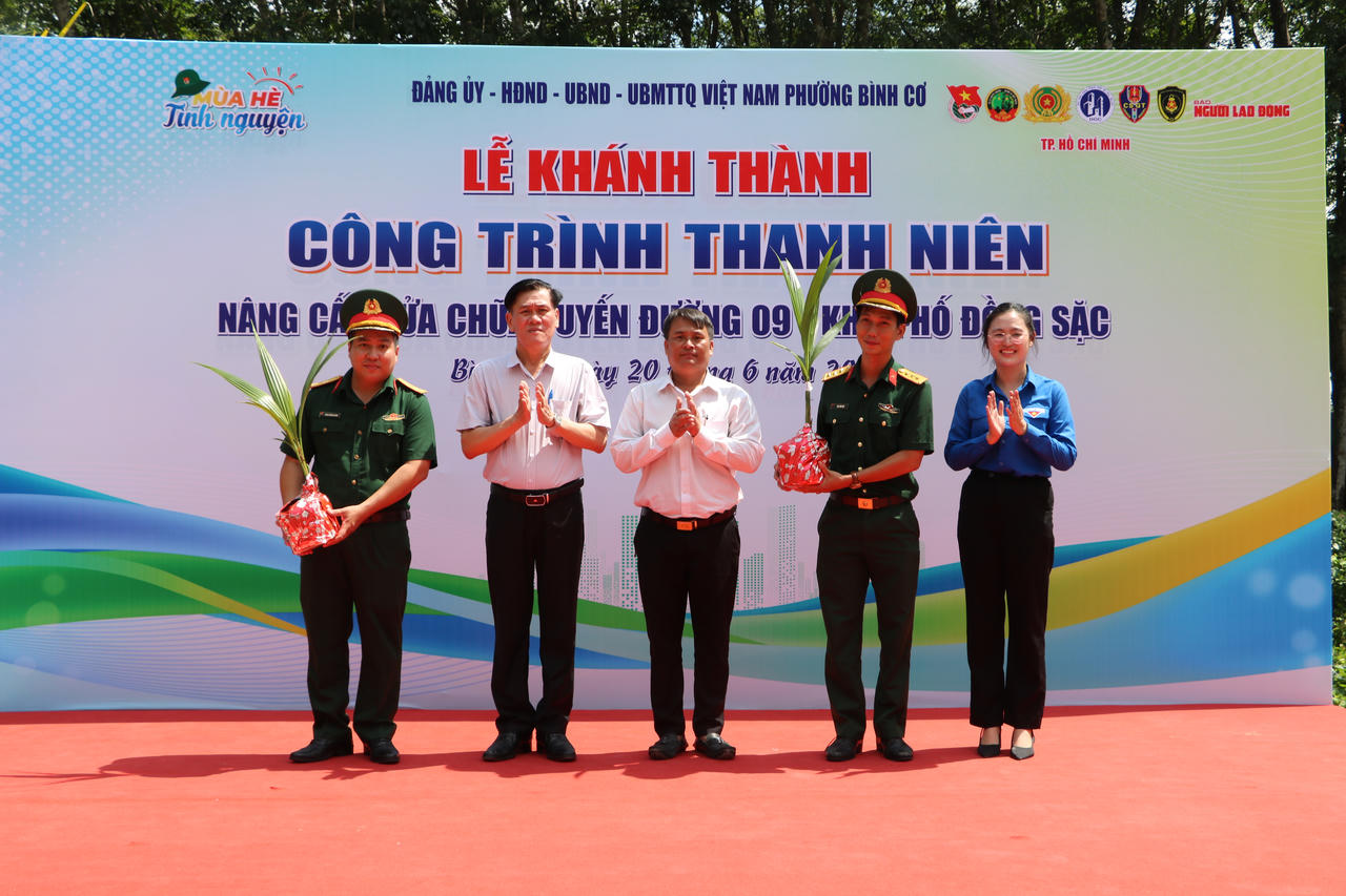 Khánh thành công trình thanh niên dẫn vào nhà Anh hùng Nguyễn Văn Hóa