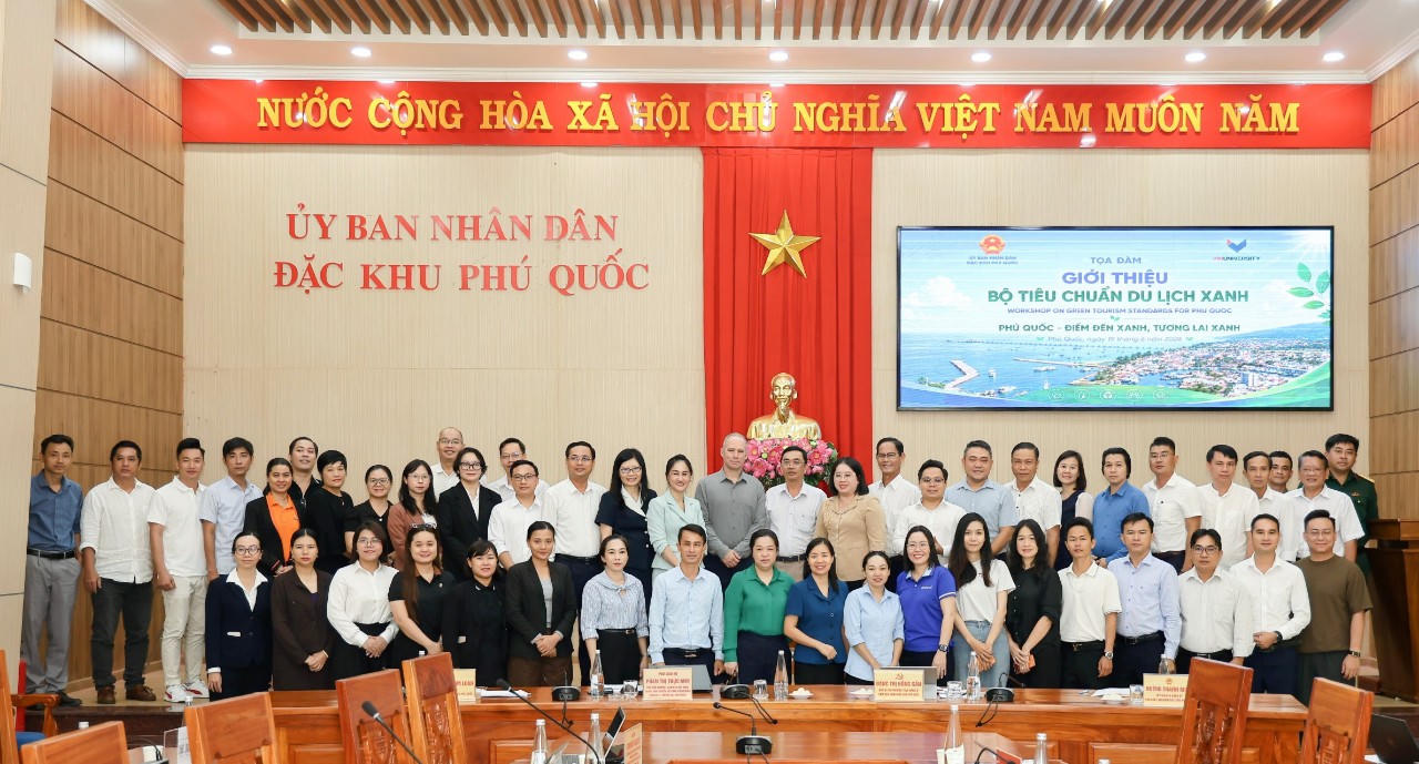 Các đại biểu chụp ảnh lưu niệm