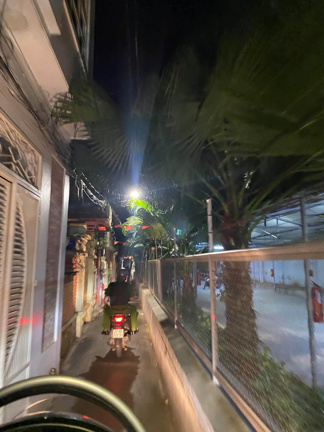 &nbsp;Những ca tuần tra xuyên đêm góp phần giữ bình yên cho từng tuyến phố, từng khu dân cư trên địa bàn phường Tây Hồ.