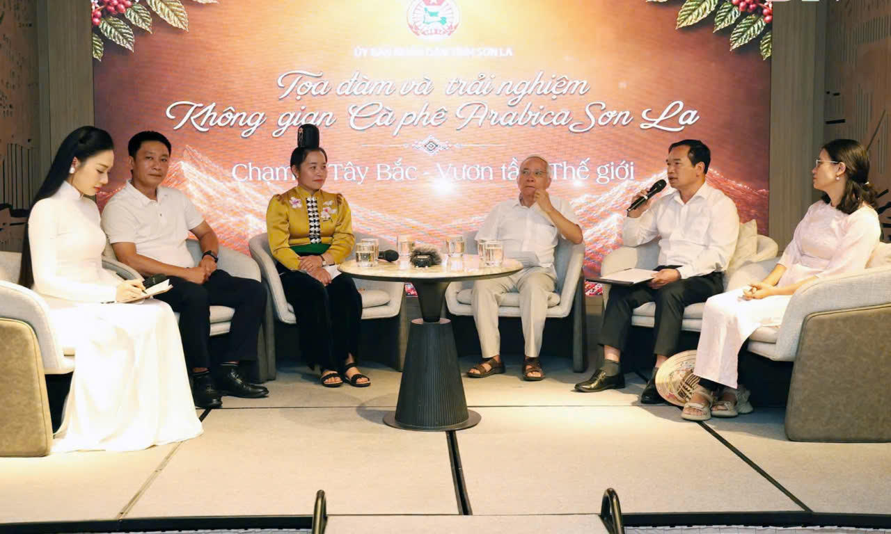 Các chuyên gia, doanh nghiệp, người trồng cà phê chia sẻ kinh nghiệm tại tọa đàm (Ảnh: CTV)
