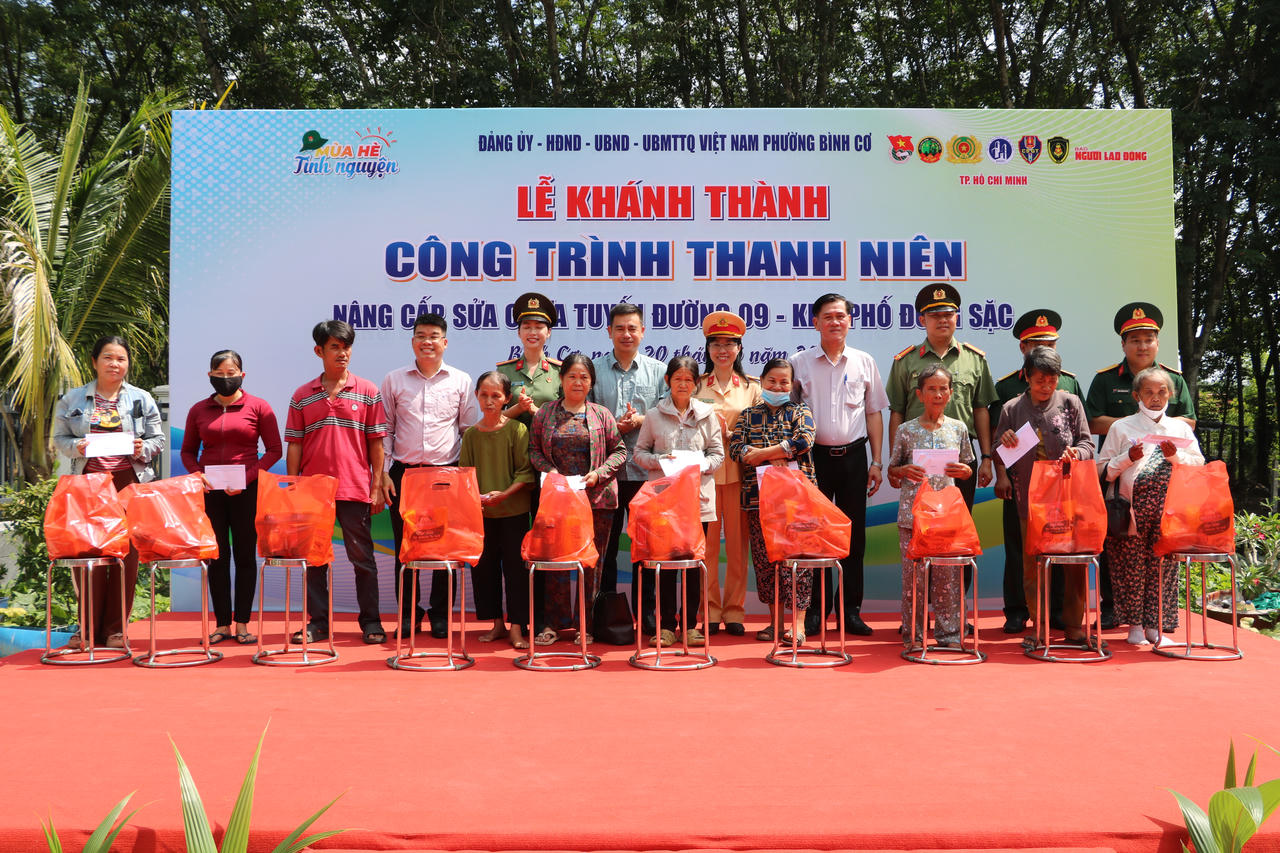Khánh thành công trình thanh niên dẫn vào nhà Anh hùng Nguyễn Văn Hóa