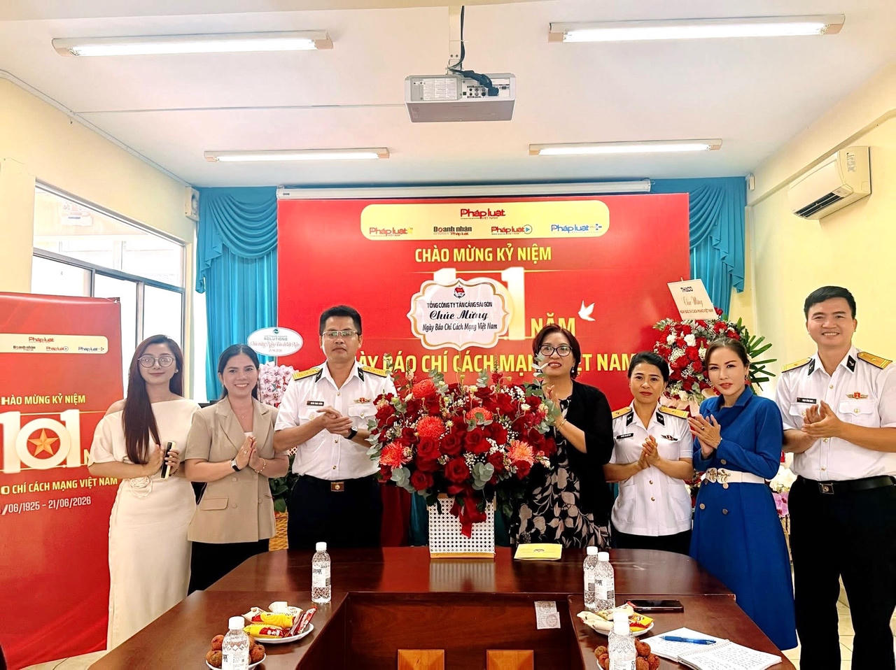 Đại diện Tổng Công ty Tân Cảng Sài Gòn (Binh đoàn 20) chúc mừng&nbsp;Văn phòng đại diện Báo Pháp luật Việt Nam tại TP Hồ Chí Minh và&nbsp;Video Pháp luật.
