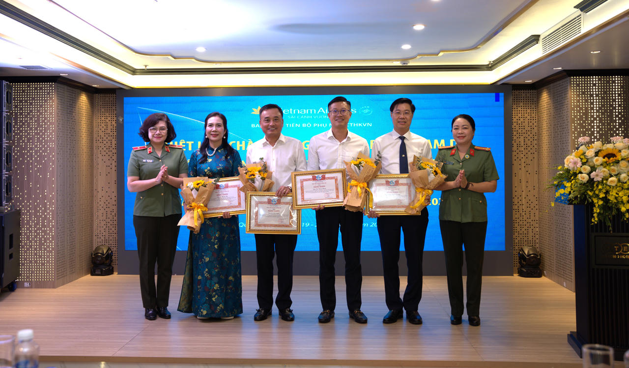 Phó tổng giám đốc Lê Đức Cảnh cùng các cá nhân tiêu biểu của Vietnam Airlines cũng đã vinh dự đón nhận bằng khen của Bộ Công an.
