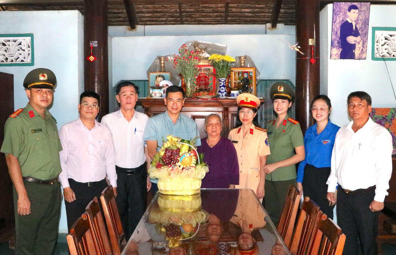 Đoàn đến thăm nhà của Anh hùng Lực lượng vũ trang nhân dân Nguyễn Văn Hóa.