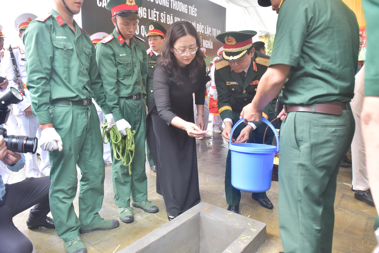Lào Cai truy điệu, an táng 9 hài cốt liệt sĩ hy sinh trong chiến tranh bảo vệ biên giới phía Bắc