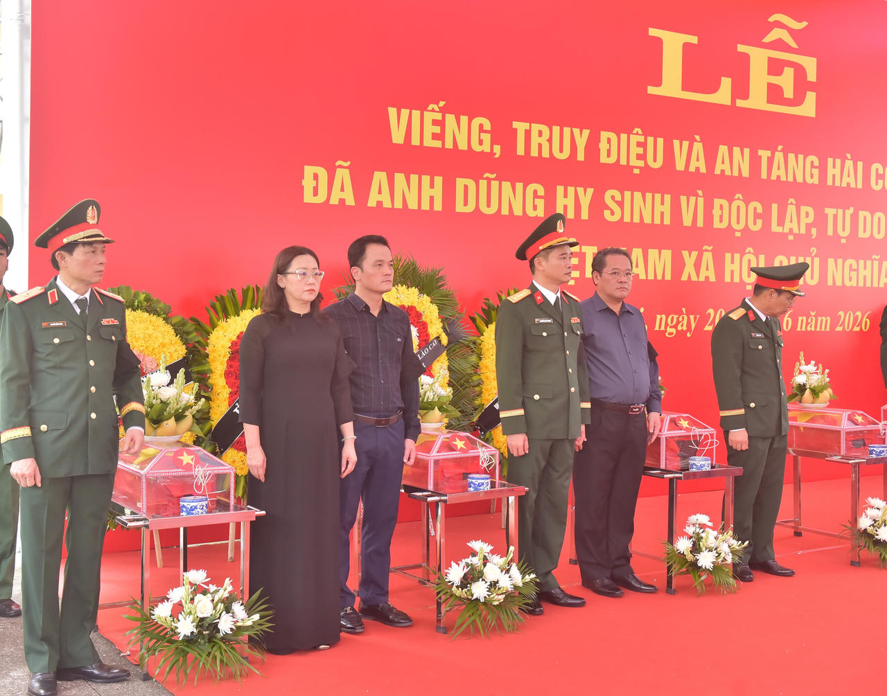Lãnh đạo tỉnh Lào Cai cùng các đại biểu thực hiện nghi thức tiễn đưa các anh hùng, liệt sĩ.