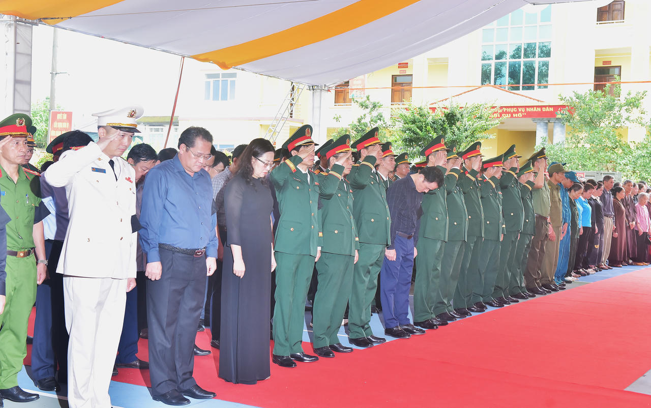 Các đại biểu và nhân dân dành phút mặc niệm, tưởng nhớ, bày tỏ lòng biết ơn sâu sắc trước sự hy sinh cao cả của các anh hùng liệt sĩ.