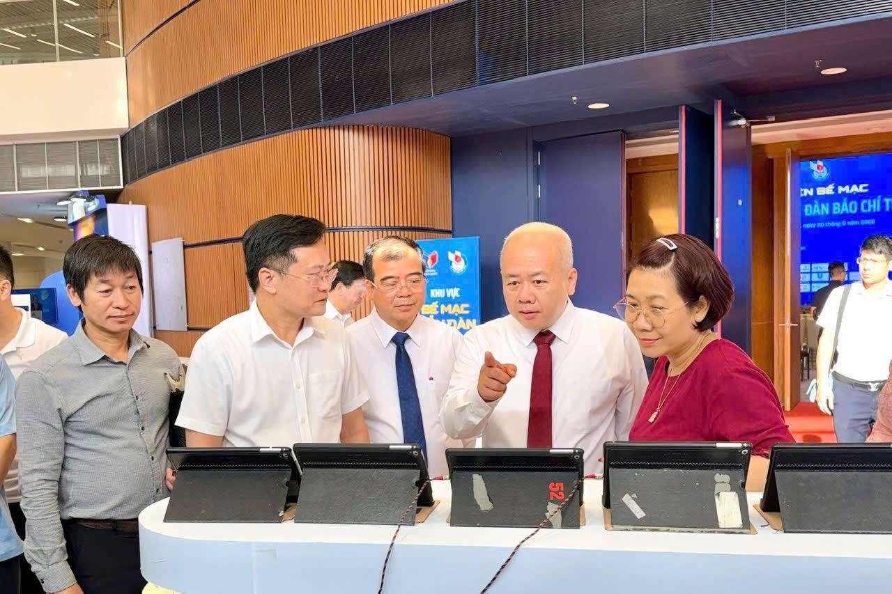 Ông Đỗ Thành Trung - Chủ tịch UBND TP Hải Phòng tham quan gian trưng bày Báo Pháp luật &nbsp;Việt Nam.