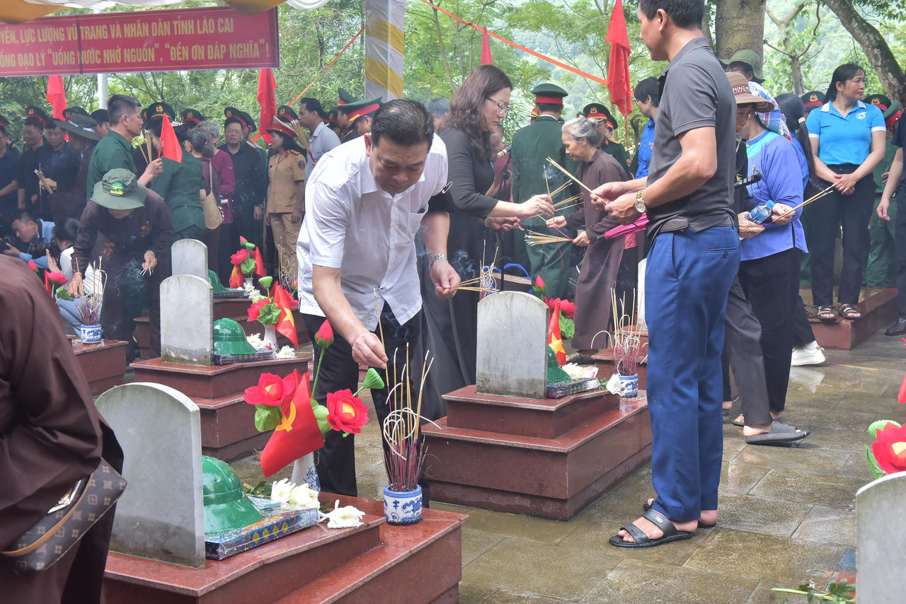 Lào Cai truy điệu, an táng 9 hài cốt liệt sĩ hy sinh trong chiến tranh bảo vệ biên giới phía Bắc
