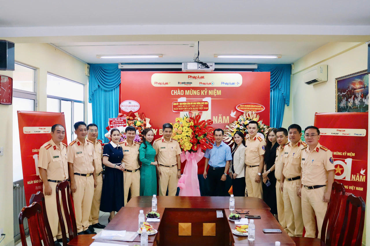 Nhiều đơn vị lực lượng vũ trang thăm, chúc mừng Báo Pháp luật Việt Nam nhân Ngày Báo chí Cách mạng Việt Nam