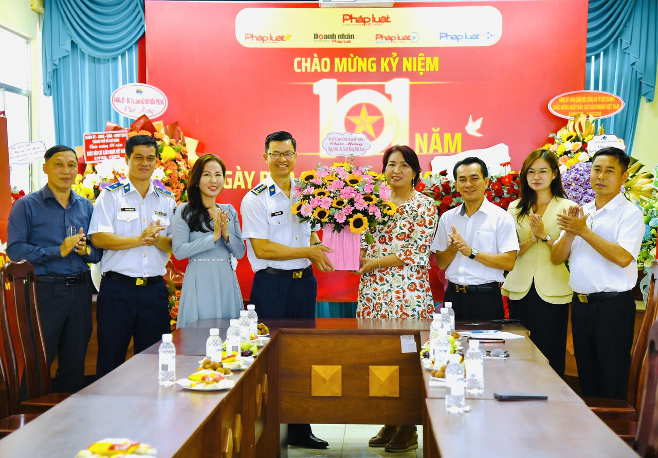 Đại tá Cao Xuân Quận, Phó Chính ủy Bộ Tư lệnh Vùng Cảnh sát biển 3 tặng hoa chúc mừng Văn phòng đại diện Báo Pháp luật Việt Nam tại TP Hồ Chí Minh và Video Pháp luật.