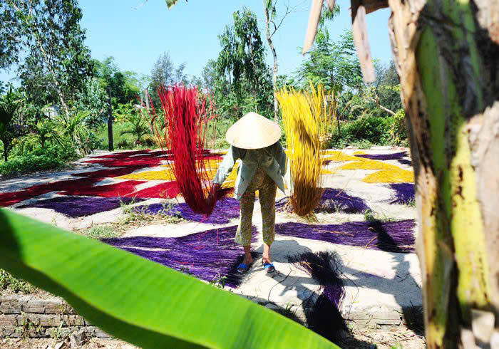 Cán bộ tín dụng NHCSXH tỉnh Ninh Bình thường xuyên đi cơ sở , tận tình hướng dẫn Nhân dân sử dụng vốn vay phát triển sản xuất, kinh doanh.