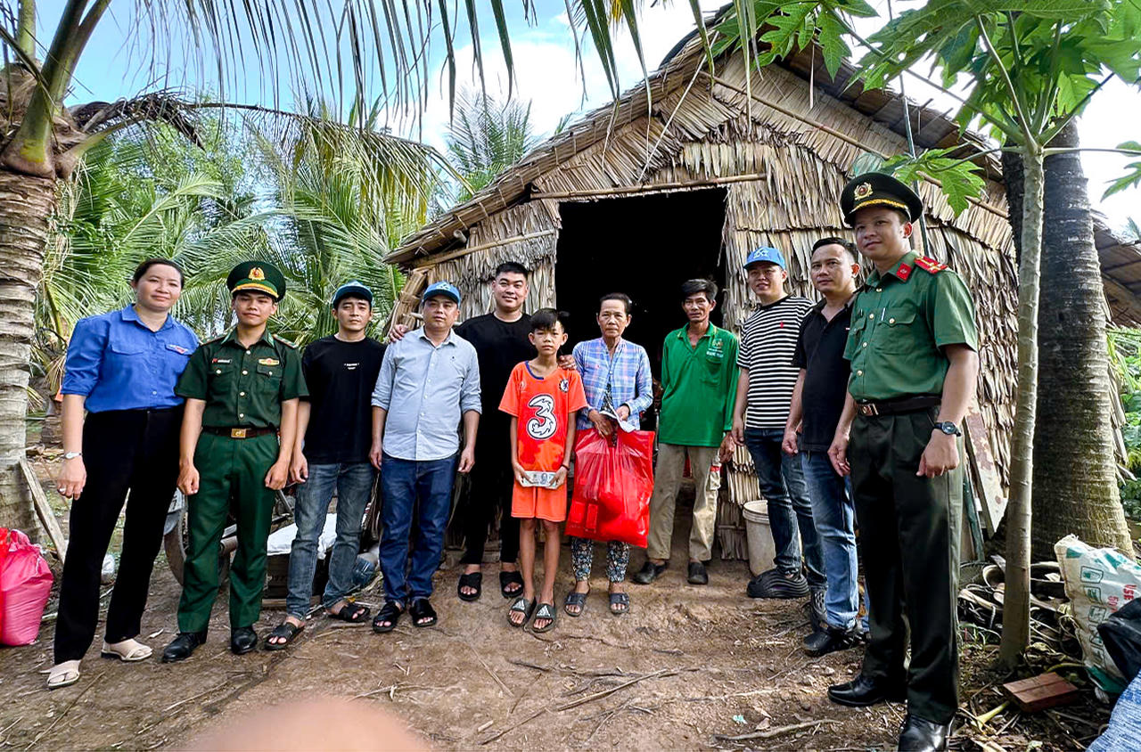 Đồn Biên phòng An Thạnh Ba phối hợp tặng quà cho người nghèo.
