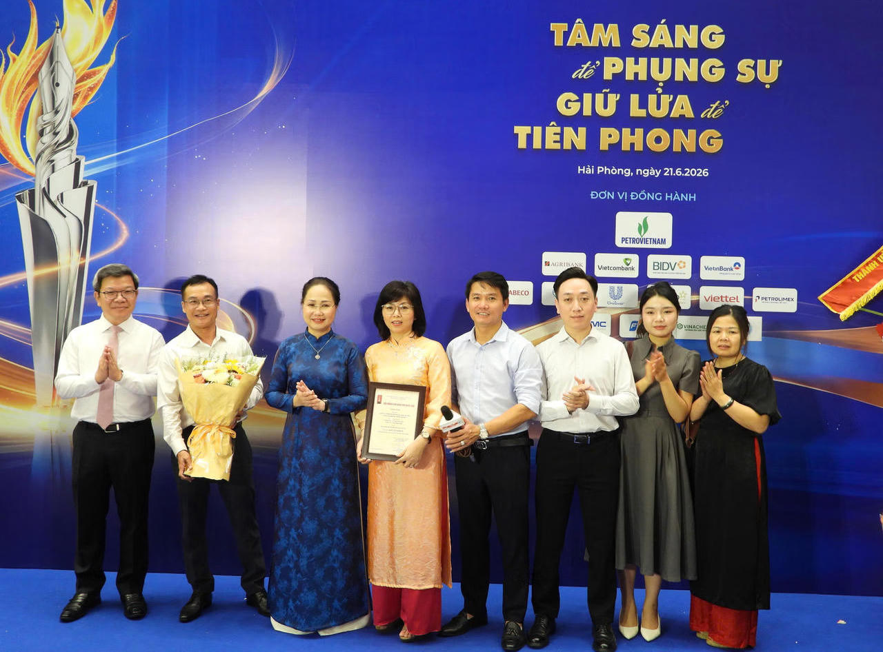 Bộ trưởng Bộ Văn hóa, Thể thao và Du lịch Lâm Thị Phương Thanh chúc mừng nhóm tác giả Báo Pháp luật Việt Nam.
