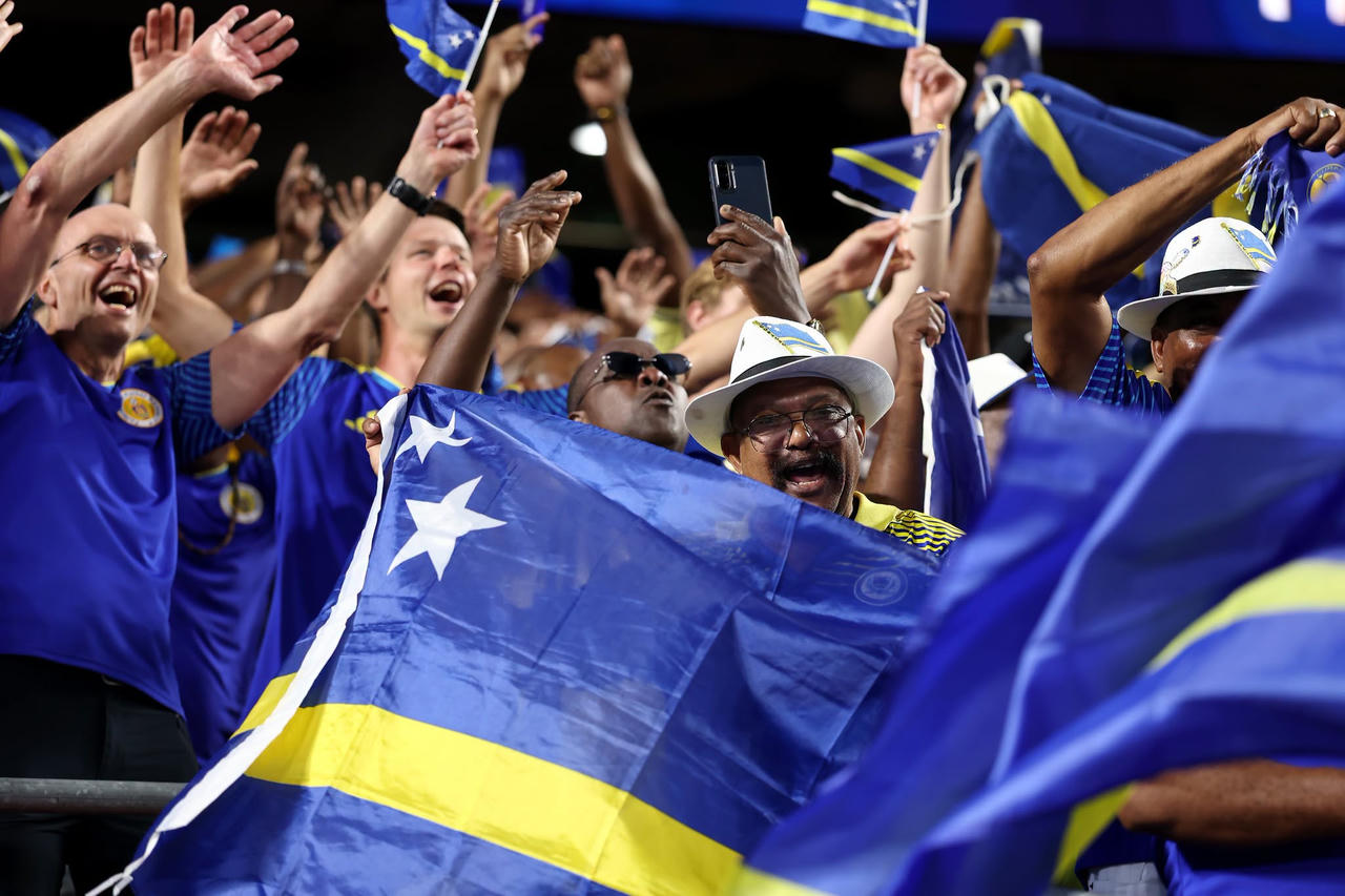 Người hâm mộ Curaçao vui mừng khi đội tuyển có được 1 điểm trước Ecuador (Ảnh: FIFA)
